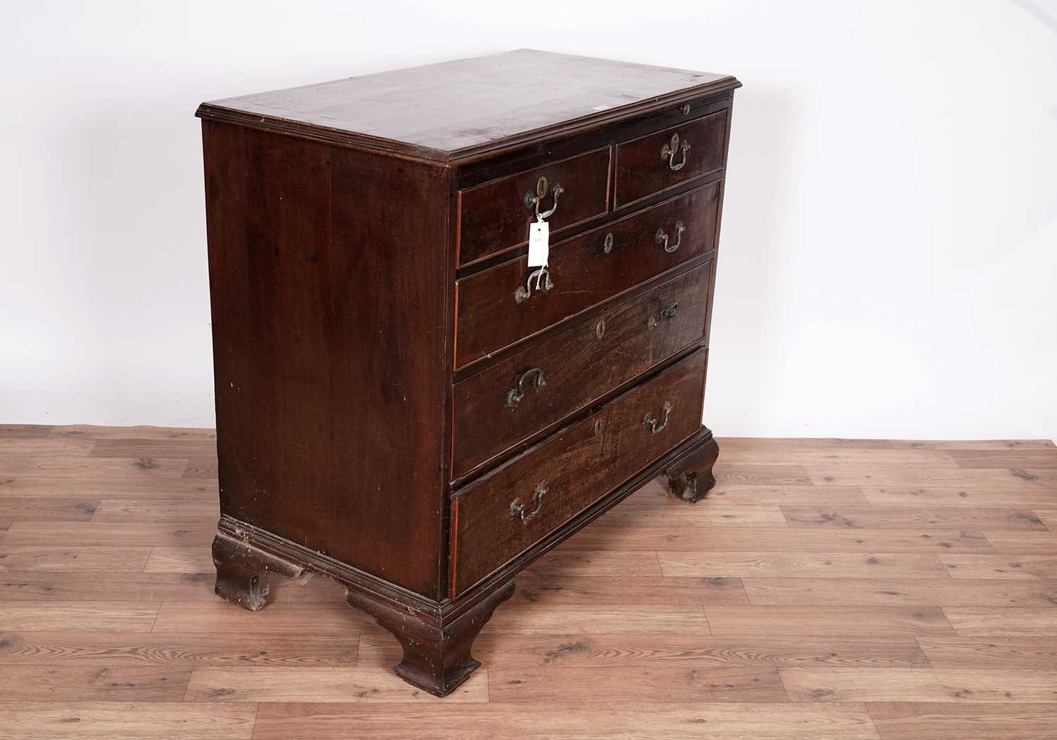 A Georgian inlaid mahogany bachelor's chest of drawers - Image 3 of 13