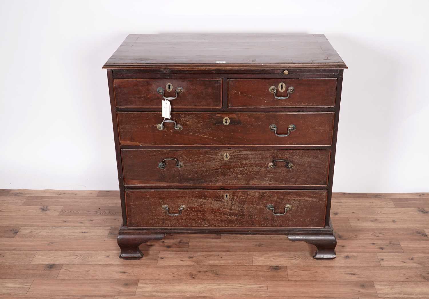 A Georgian inlaid mahogany bachelor's chest of drawers - Image 2 of 13