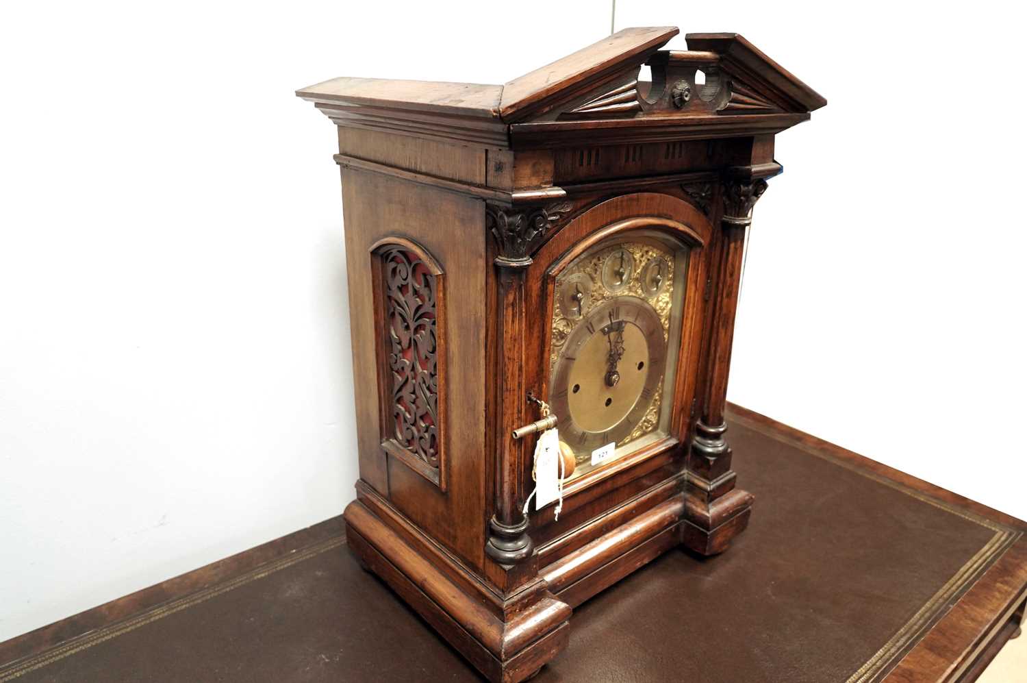 A late 19th Century carved oak bracket clock - Bild 3 aus 8