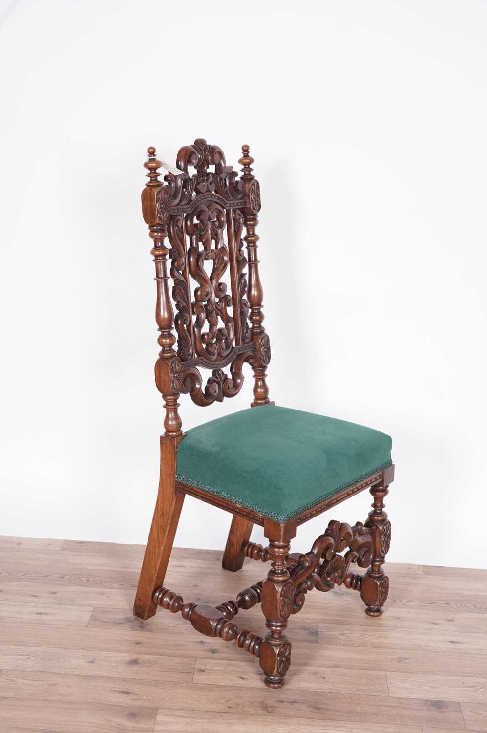 A decorative late Victorian carved oak hall chair - Image 3 of 3