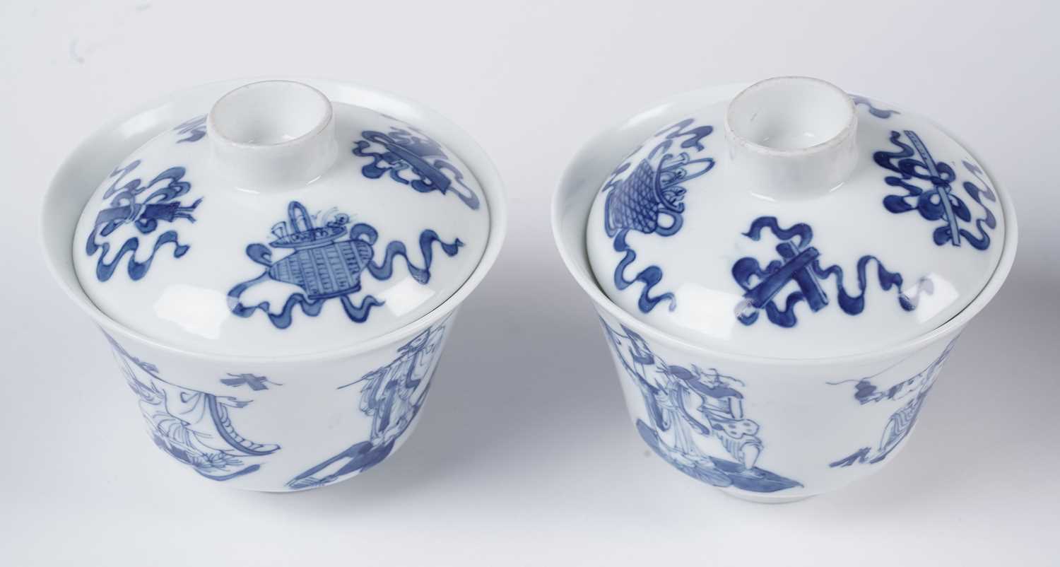 A selection of blue and white decorative ceramics - Image 3 of 10