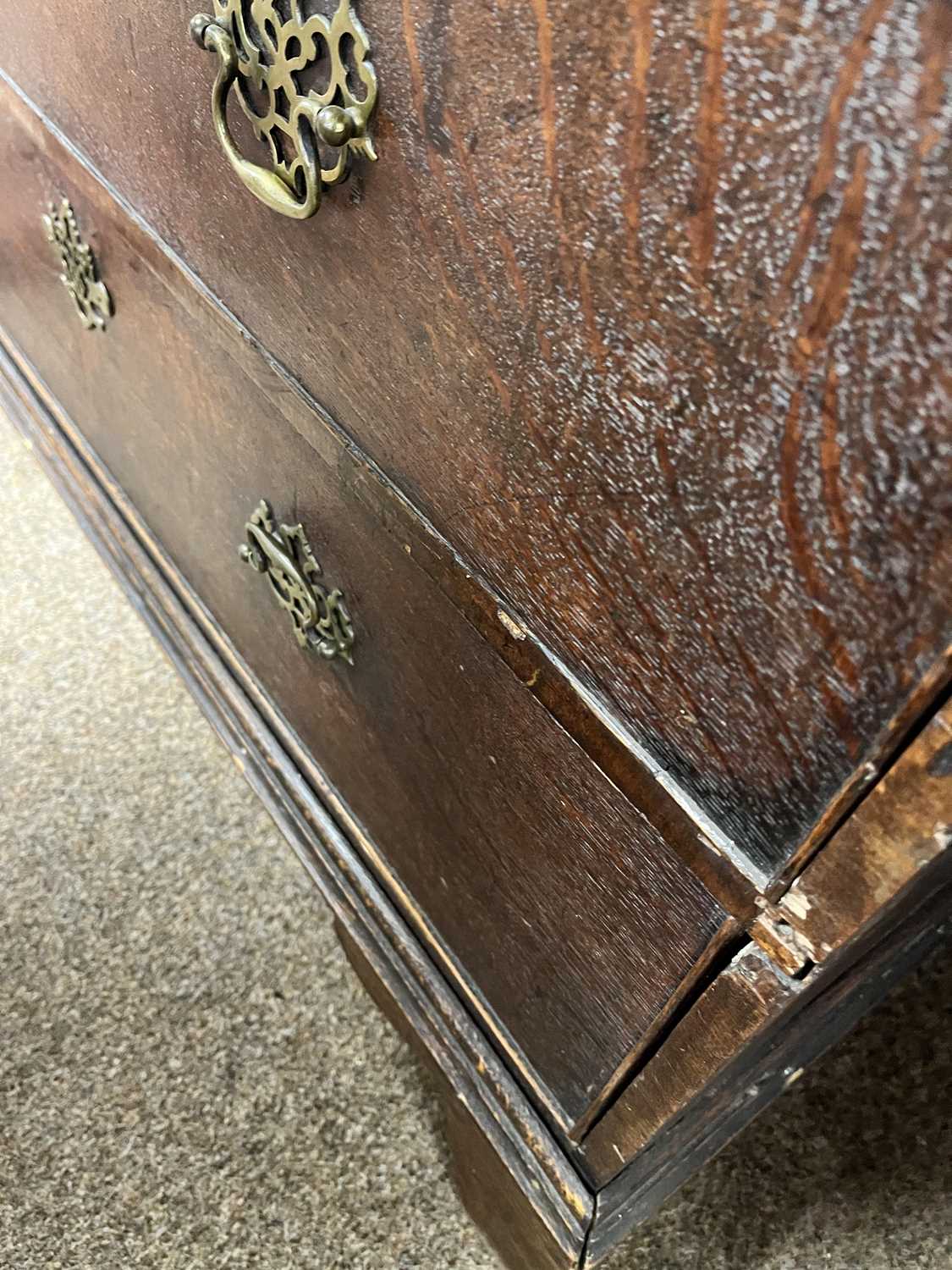 A George III oak chest of drawers - Image 9 of 14