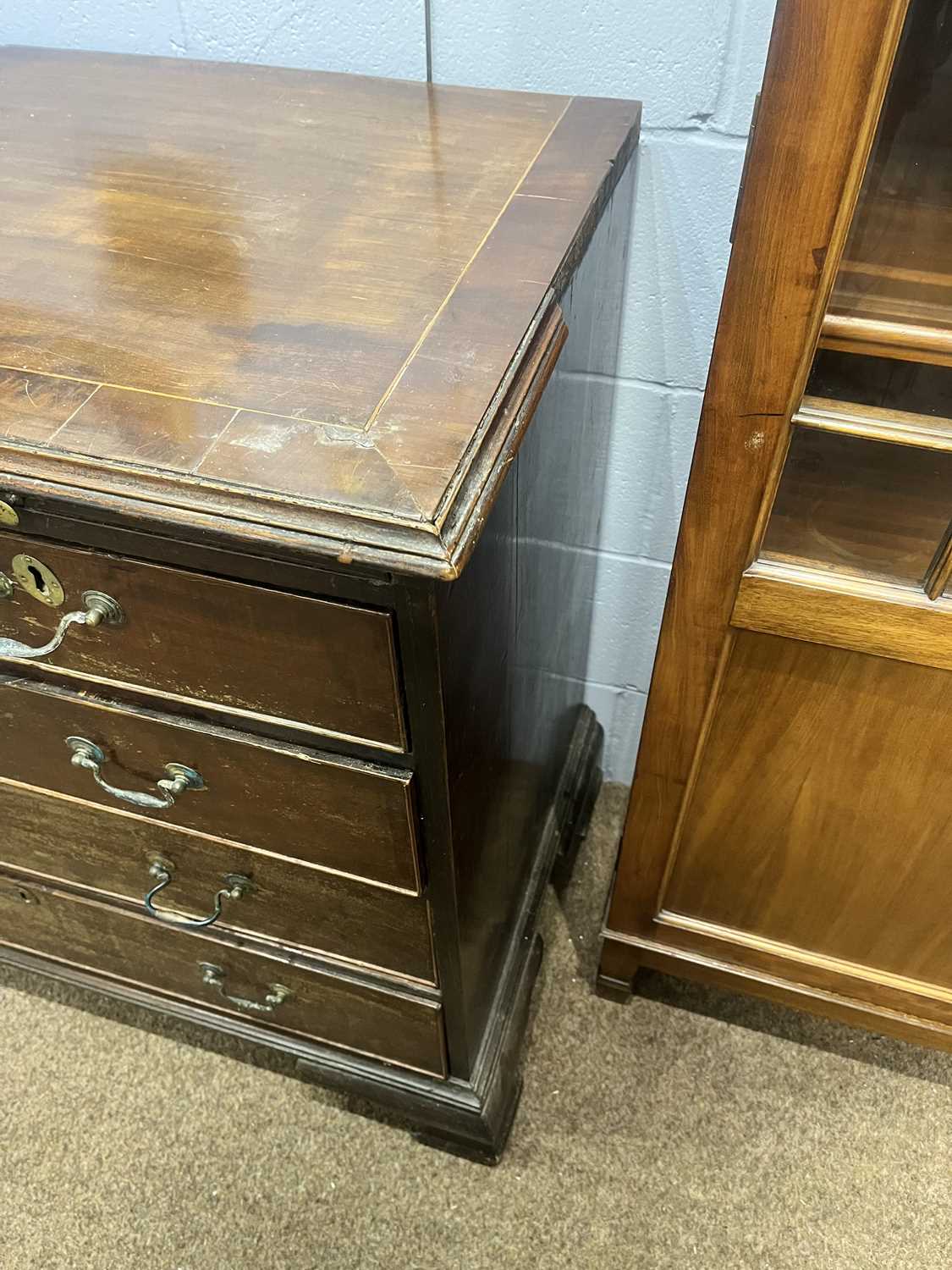 A Georgian inlaid mahogany bachelor's chest of drawers - Image 9 of 13