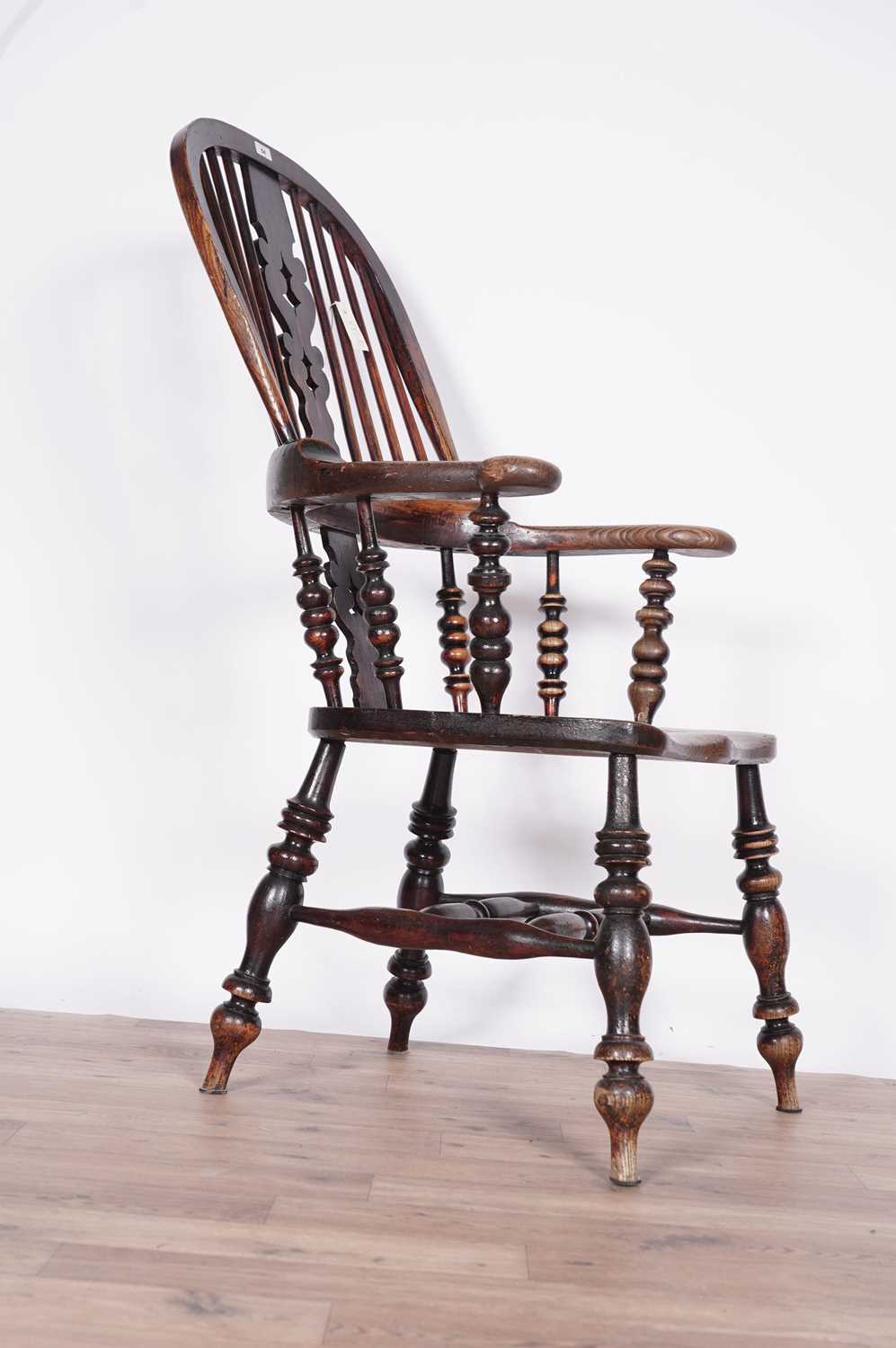 A 19th Century stained-oak and elm bow-back Windsor chair - Image 5 of 5