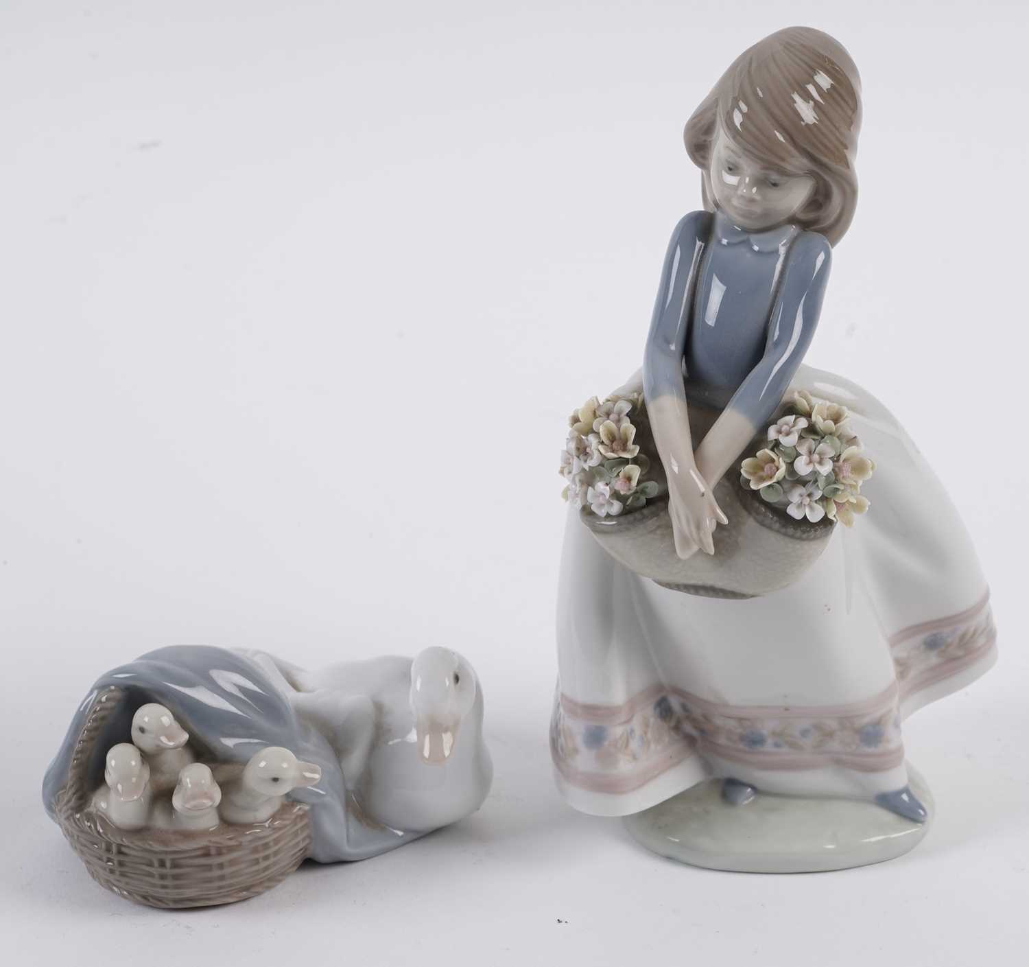 Lladro decorative ceramic figures - Image 6 of 9