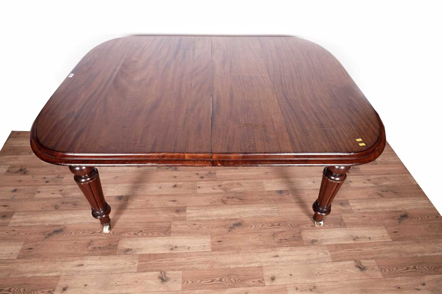 A Victorian mahogany extending dining table - Image 4 of 12