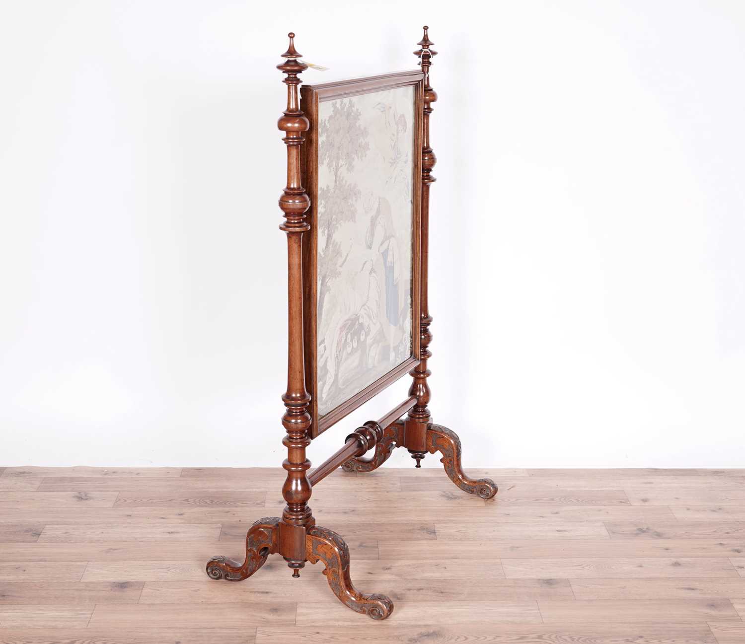 A decorative Victorian carved walnut firescreen - Image 4 of 4