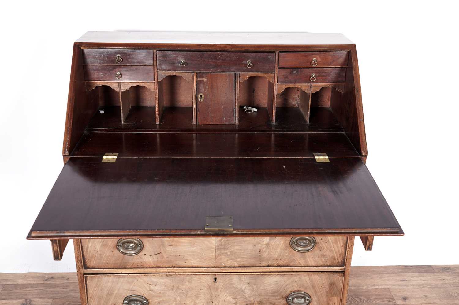 A George III mahogany bureau - Image 3 of 5