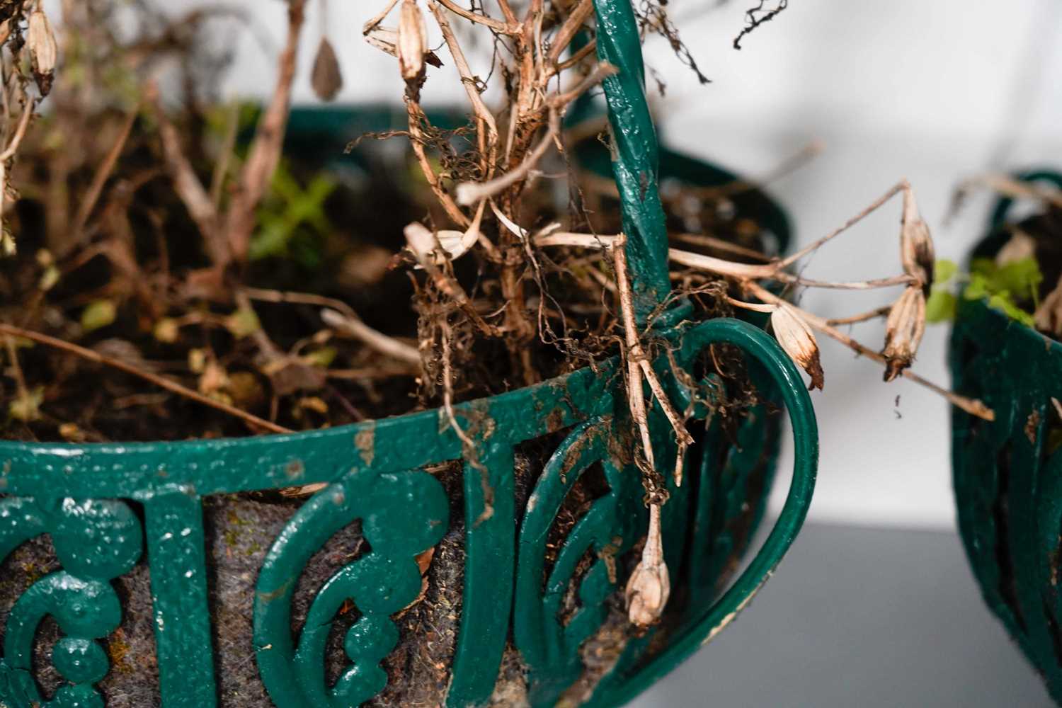 A pair of green painted cast metal wall hanging planters - Image 2 of 3