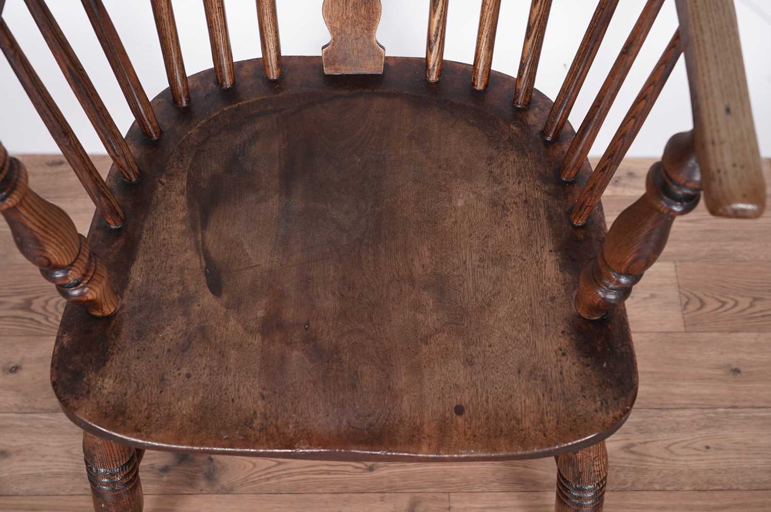 A 19th Century oak, ash and fruitwood Windsor chair - Image 4 of 5