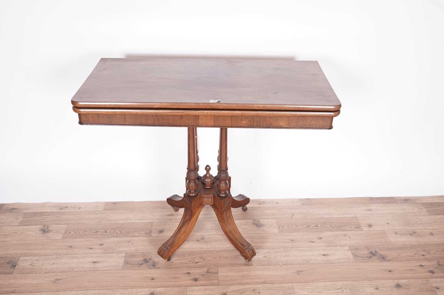 A Victorian rosewood card table - Bild 2 aus 3