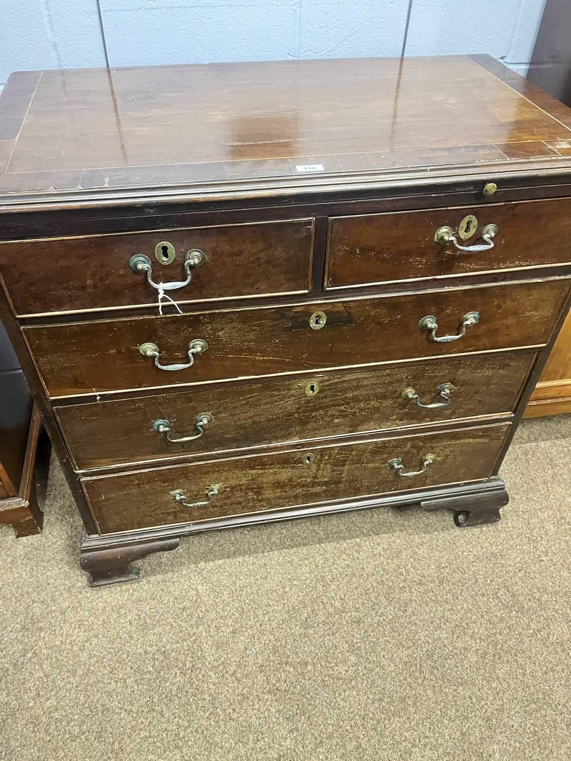 A Georgian inlaid mahogany bachelor's chest of drawers - Image 8 of 13