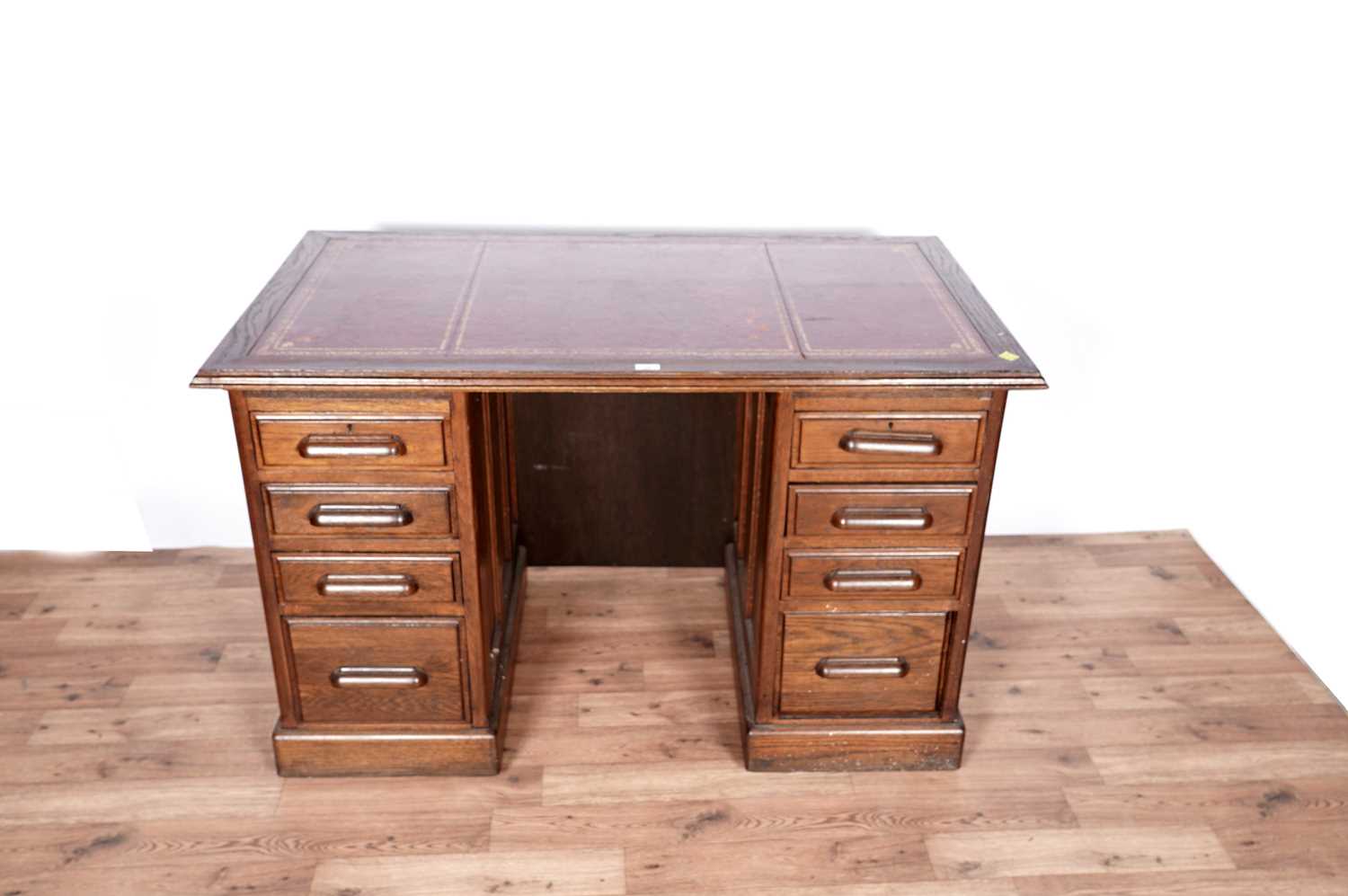 An early 20th Century oak pedestal knee hole desk - Image 2 of 5