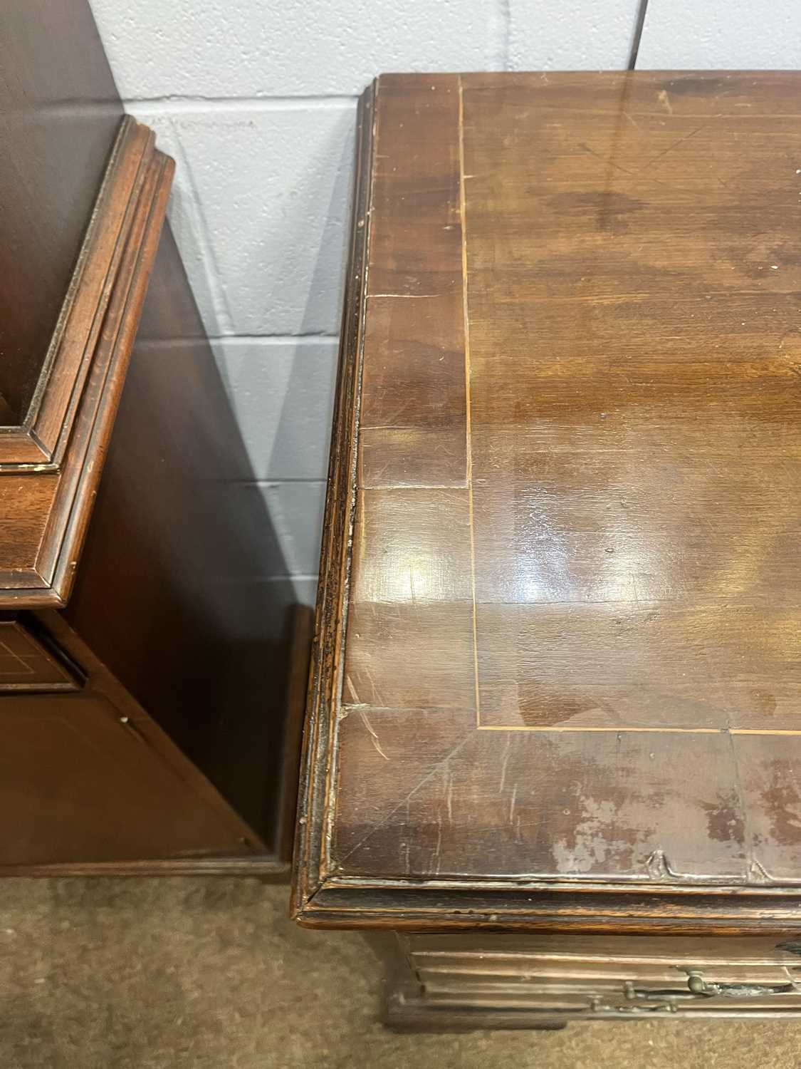 A Georgian inlaid mahogany bachelor's chest of drawers - Image 6 of 13