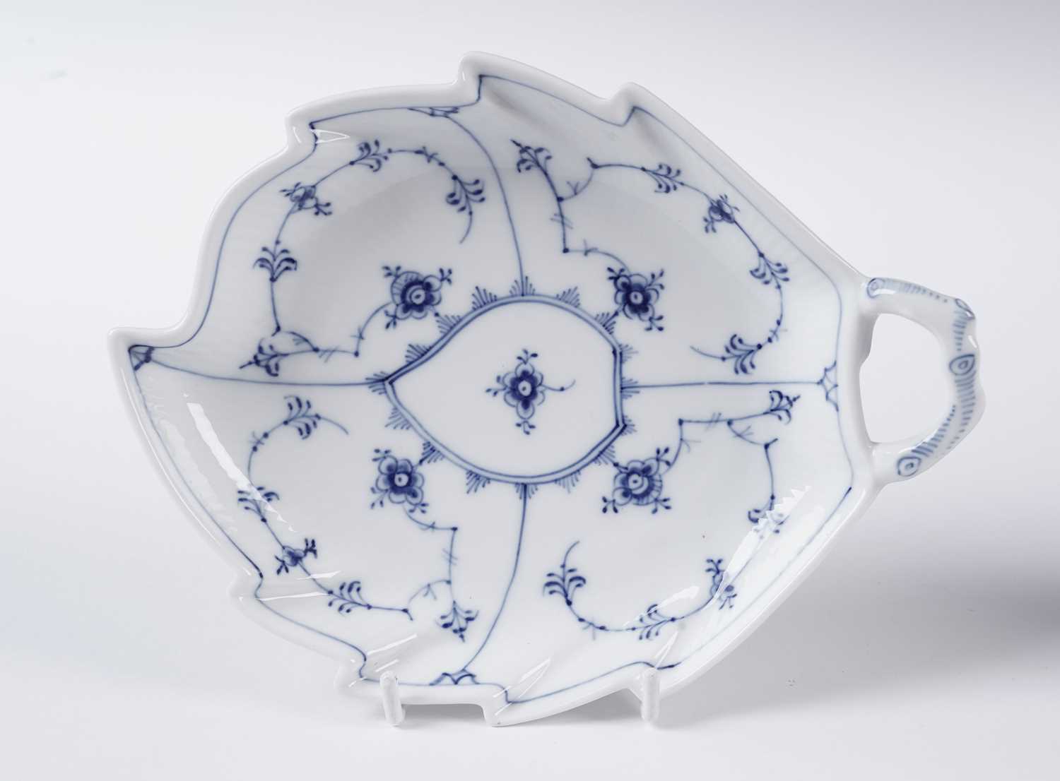 A selection of blue and white decorative ceramics - Image 7 of 10