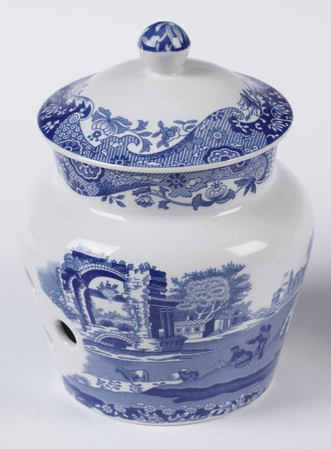 A selection of blue and white decorative ceramics - Image 4 of 10