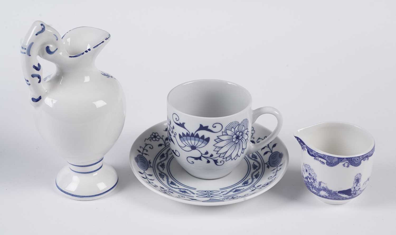 A selection of blue and white decorative ceramics - Image 9 of 10