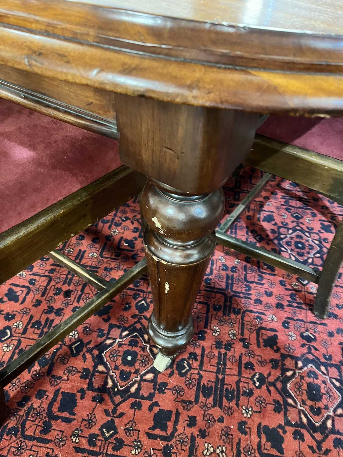 A Victorian mahogany extending dining table - Image 9 of 12