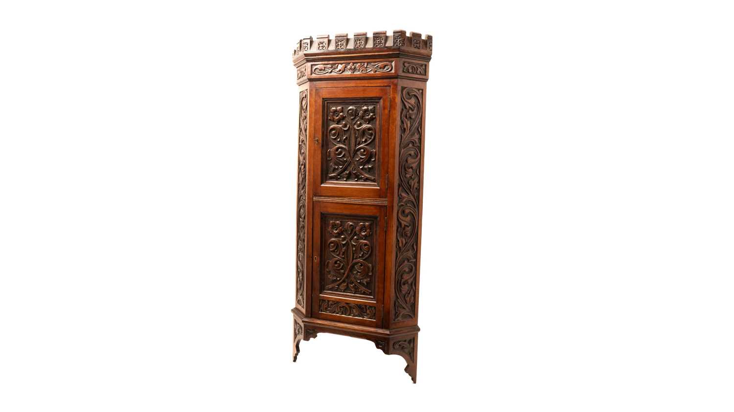 A Victorian carved oak corner cabinet - Bild 2 aus 5