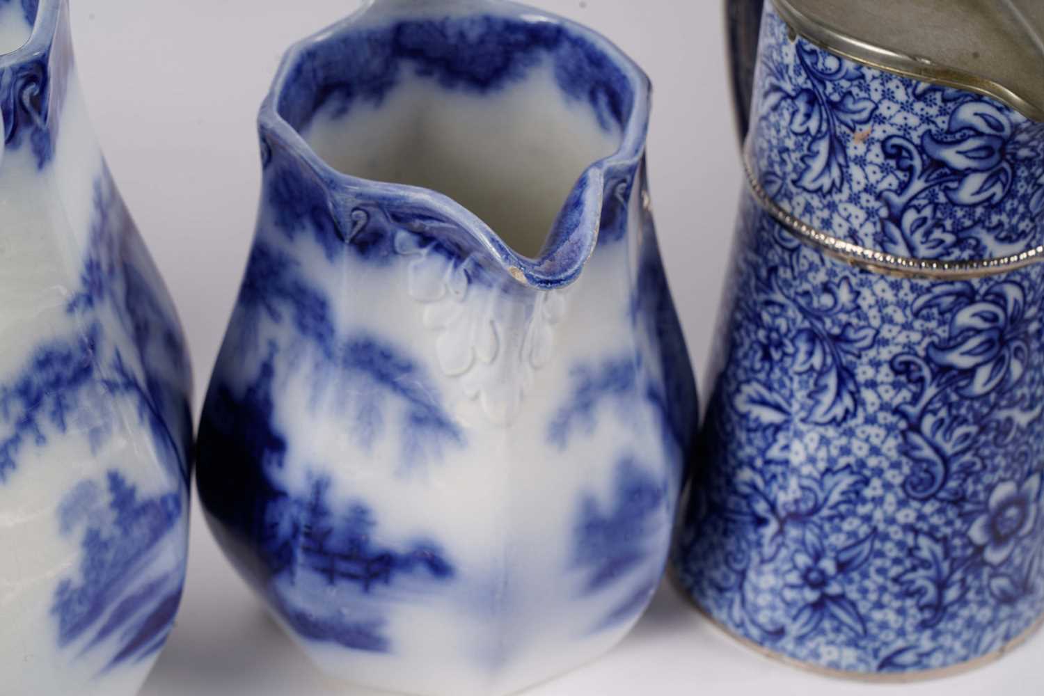 A collection of blue and white ceramics - Image 5 of 7