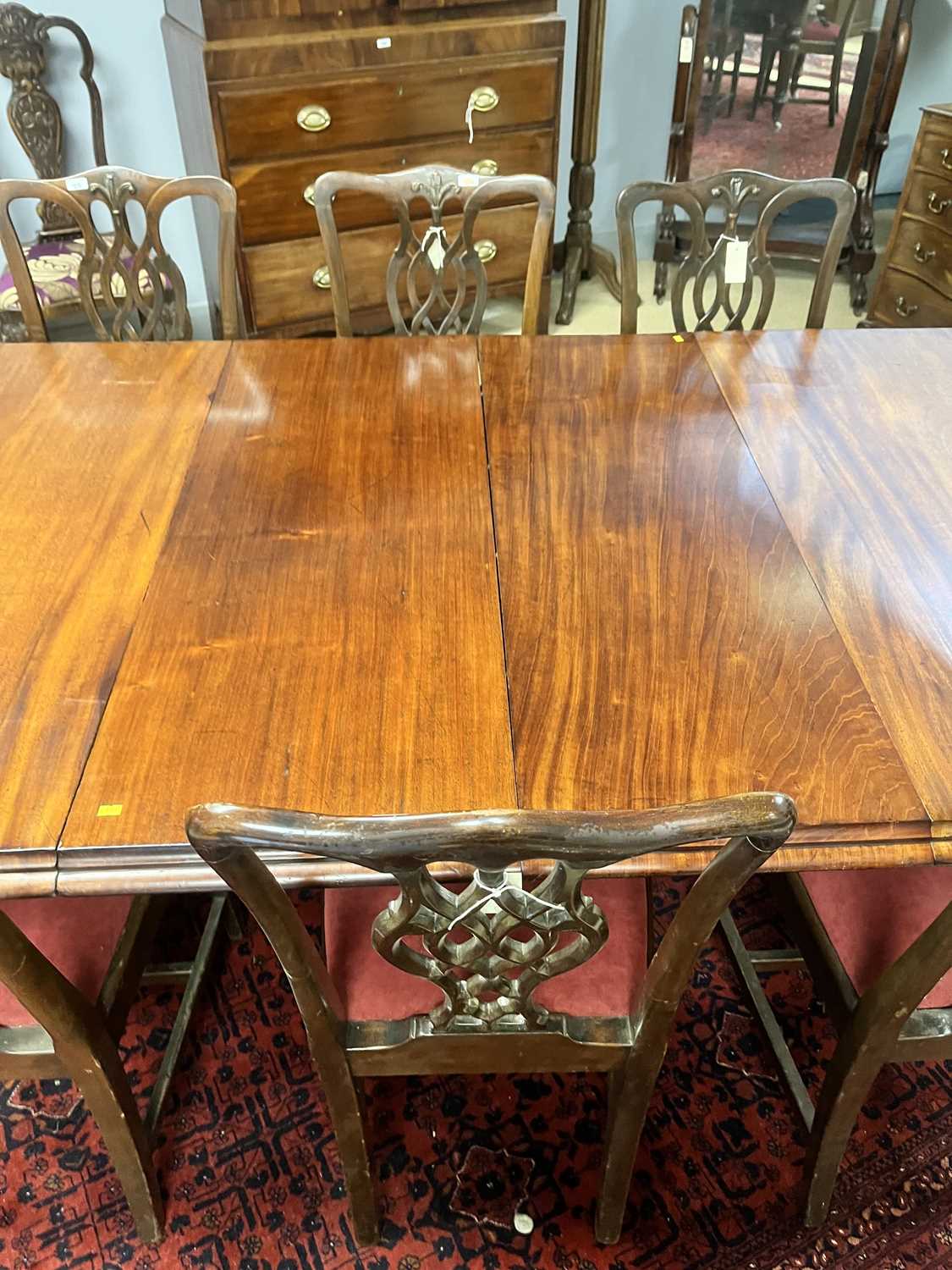 A Victorian mahogany extending dining table - Image 11 of 12