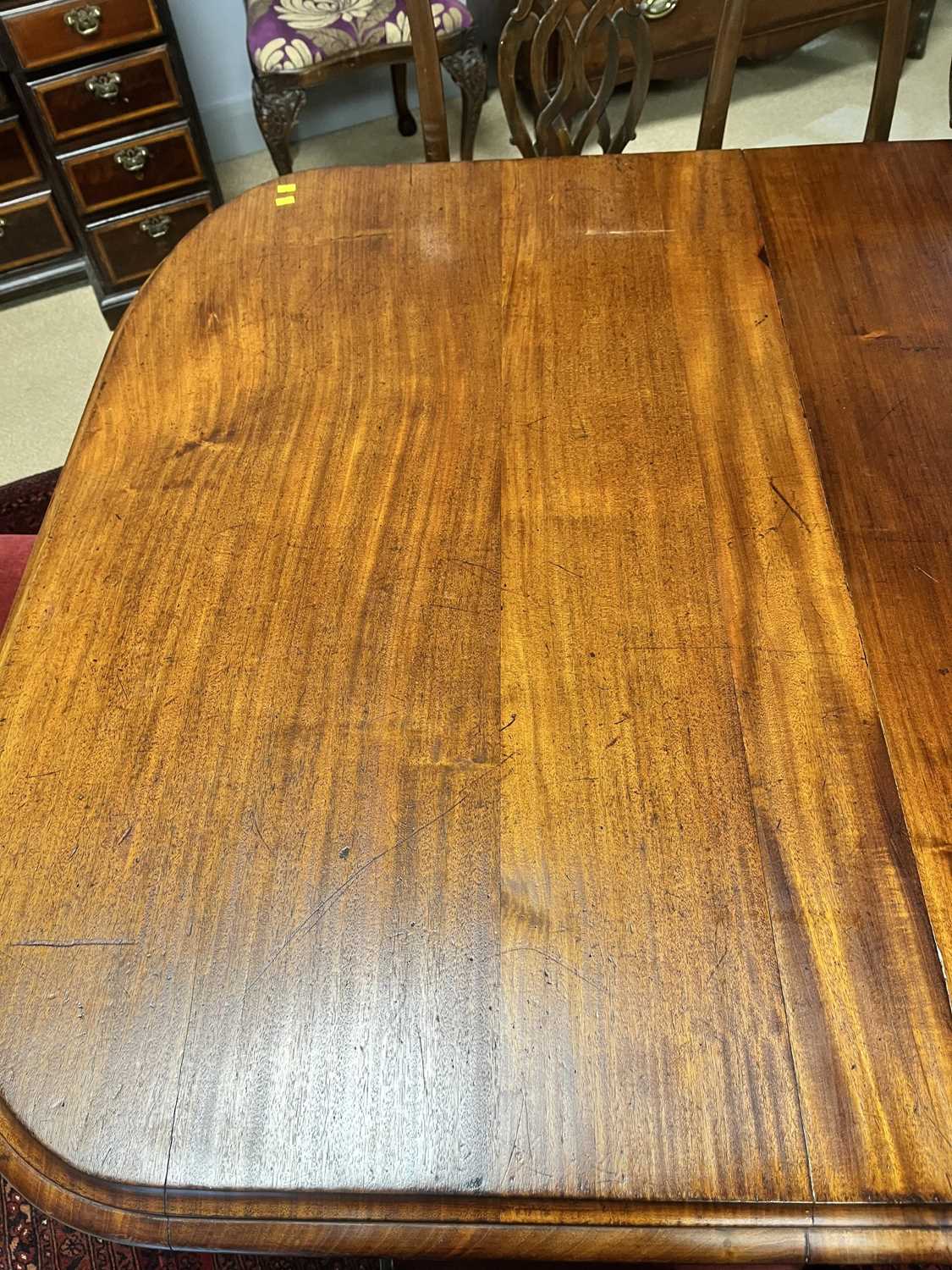 A Victorian mahogany extending dining table - Image 8 of 12