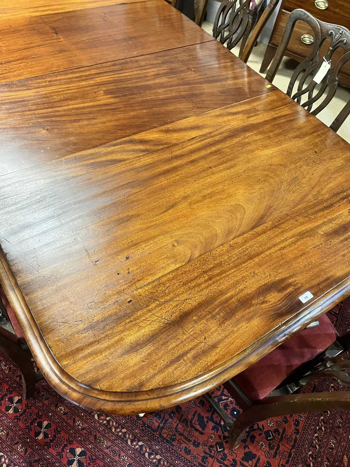 A Victorian mahogany extending dining table - Image 7 of 12