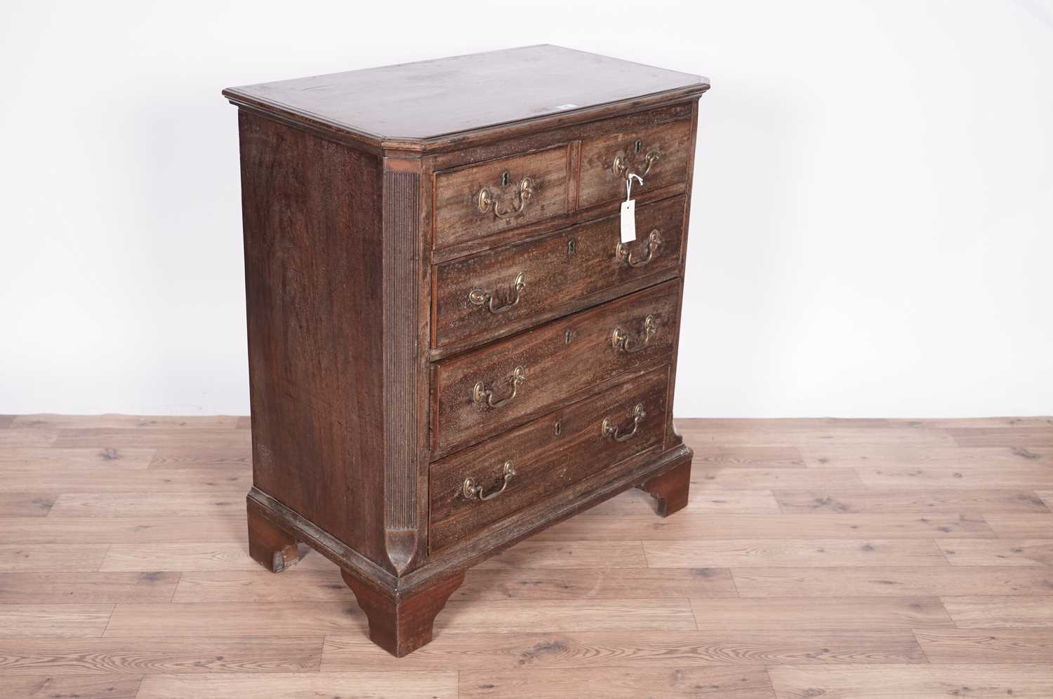 A George III mahogany chest of drawers - Image 3 of 4