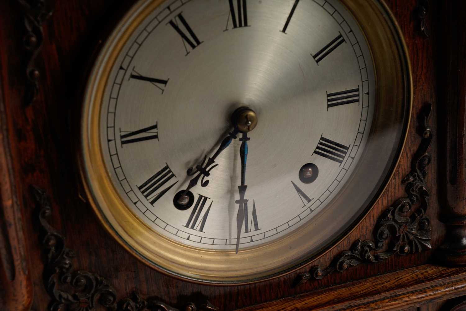 A Victorian eight-day oak mantel clock - Image 4 of 6