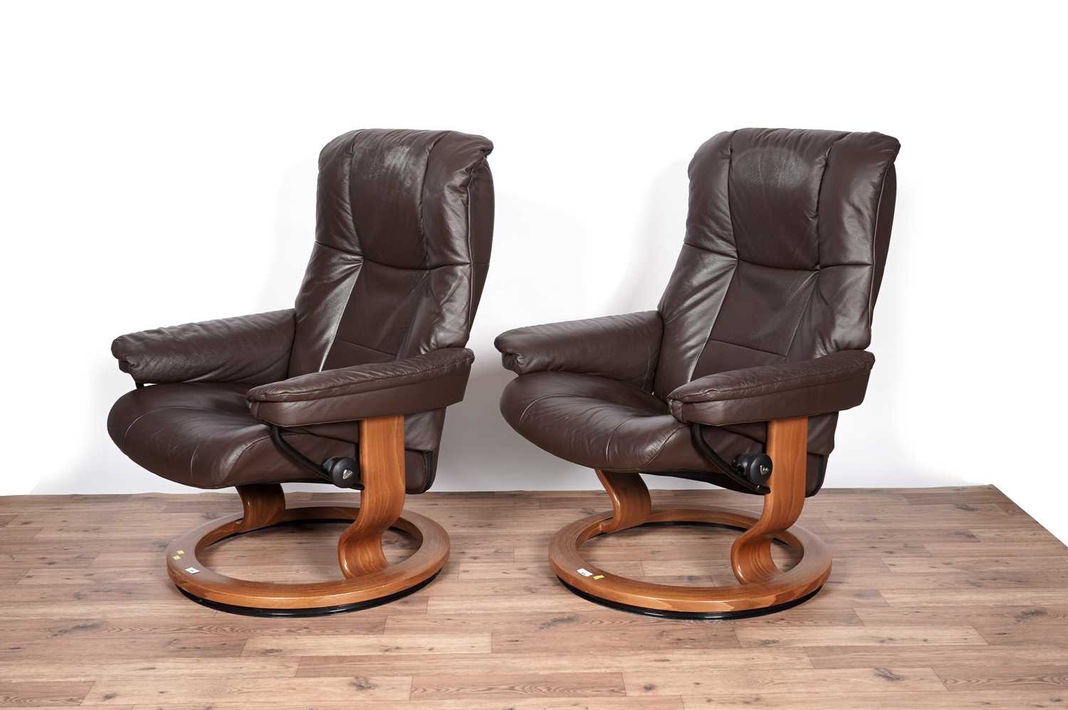 Ekornes: A pair of leather reclining armchairs