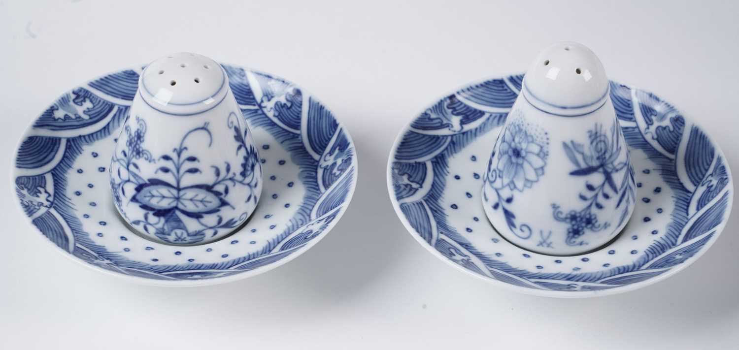 A selection of blue and white decorative ceramics - Image 2 of 10
