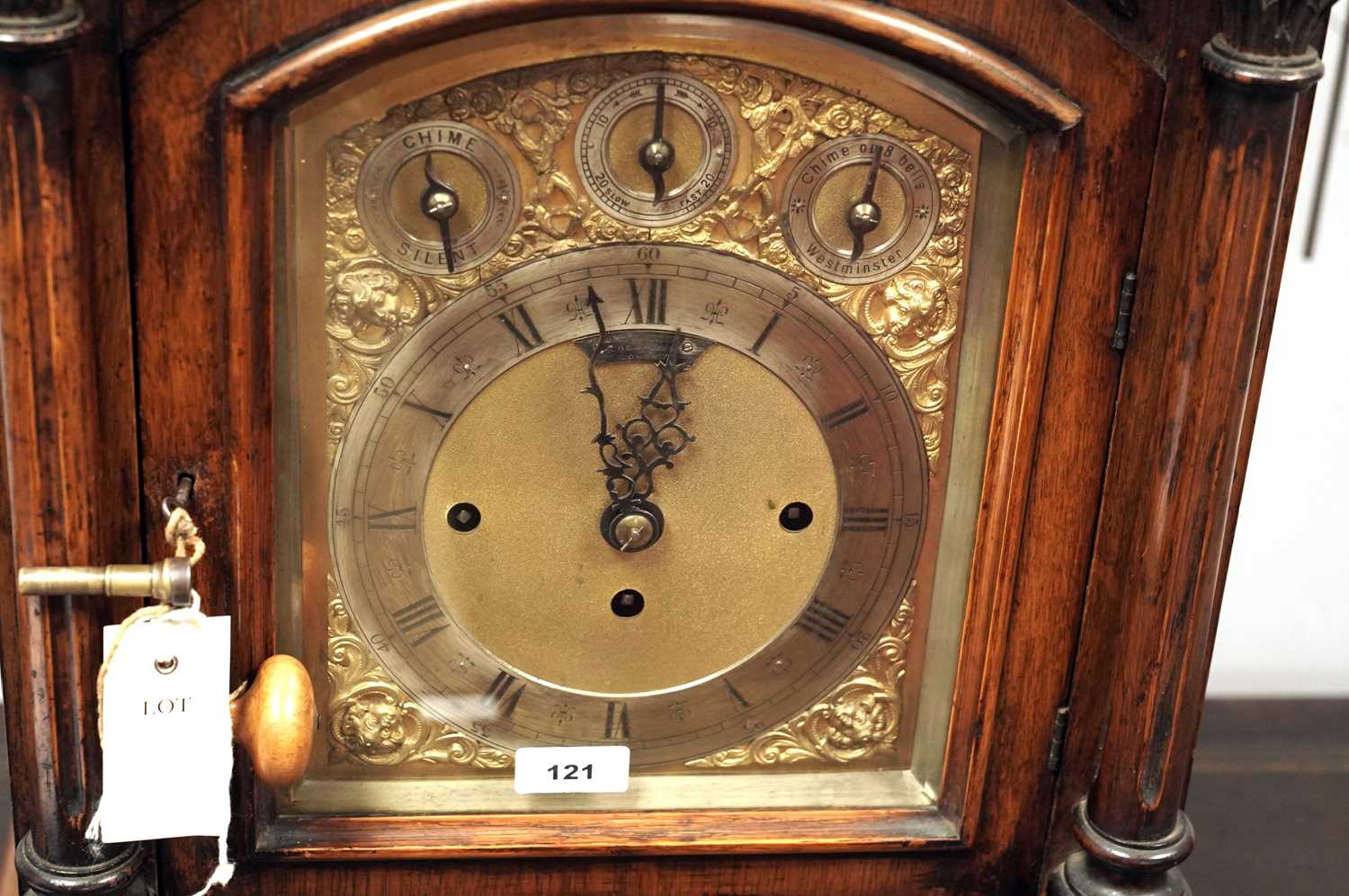 A late 19th Century carved oak bracket clock - Bild 4 aus 8