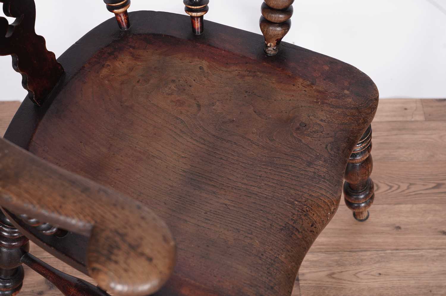 A 19th Century stained-oak and elm bow-back Windsor chair - Image 3 of 5