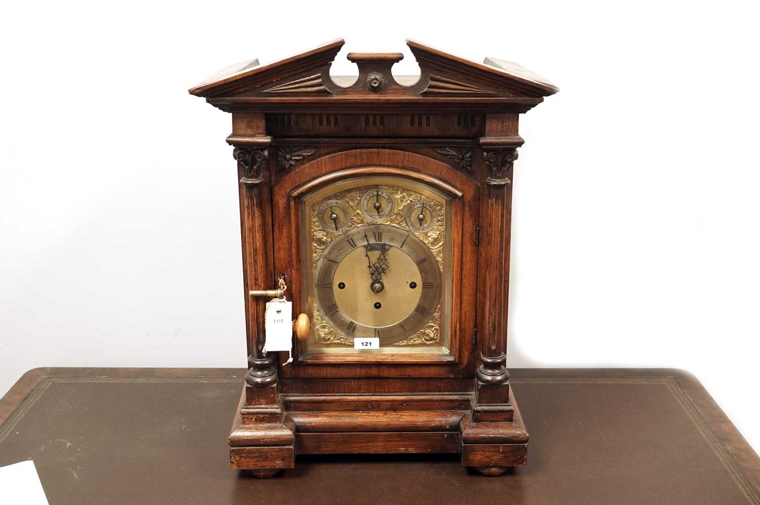 A late 19th Century carved oak bracket clock - Bild 2 aus 8