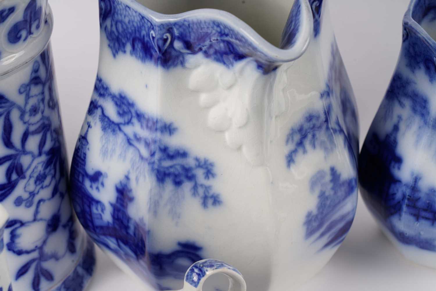 A collection of blue and white ceramics - Image 6 of 7