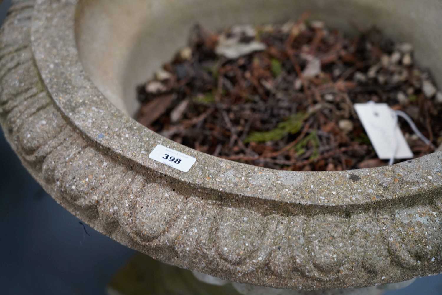 Two stone composite garden urns - Bild 2 aus 3