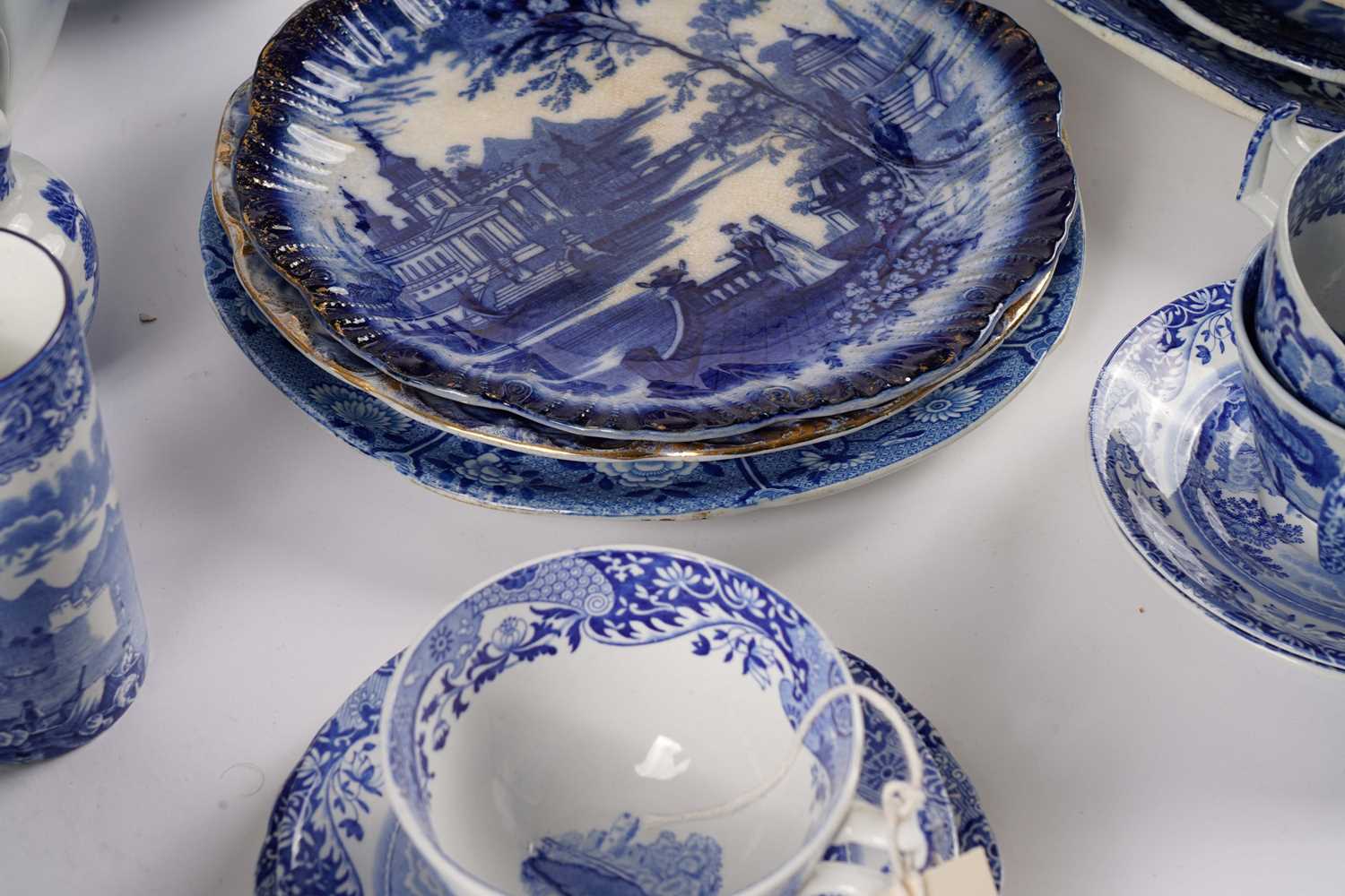 A collection of blue and white ceramics - Image 3 of 7