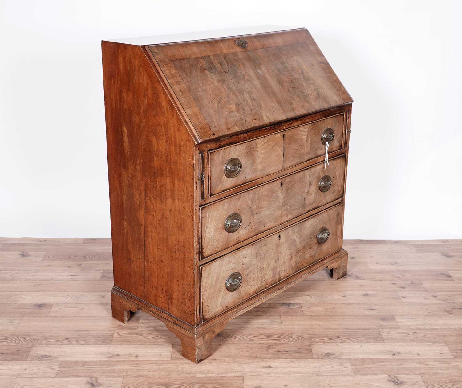 A George III mahogany bureau - Image 4 of 5