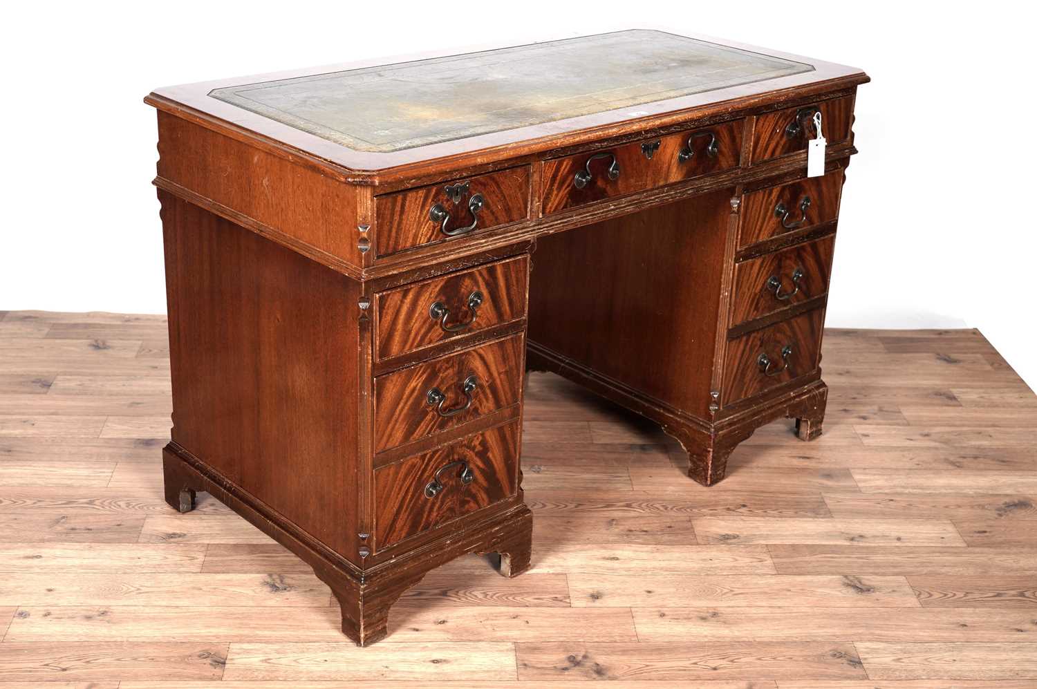 A Victorian style mahogany pedestal desk - Image 4 of 6