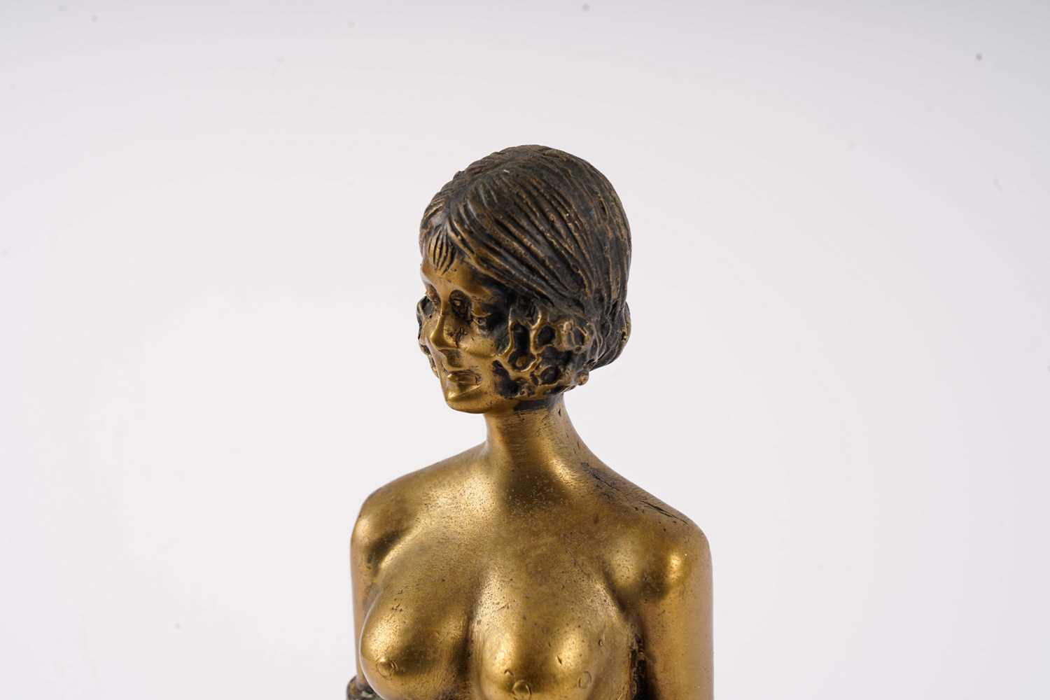 Manner of Ferdinand Preiss: an Art Deco style bronze erotic style figure - Bild 2 aus 2