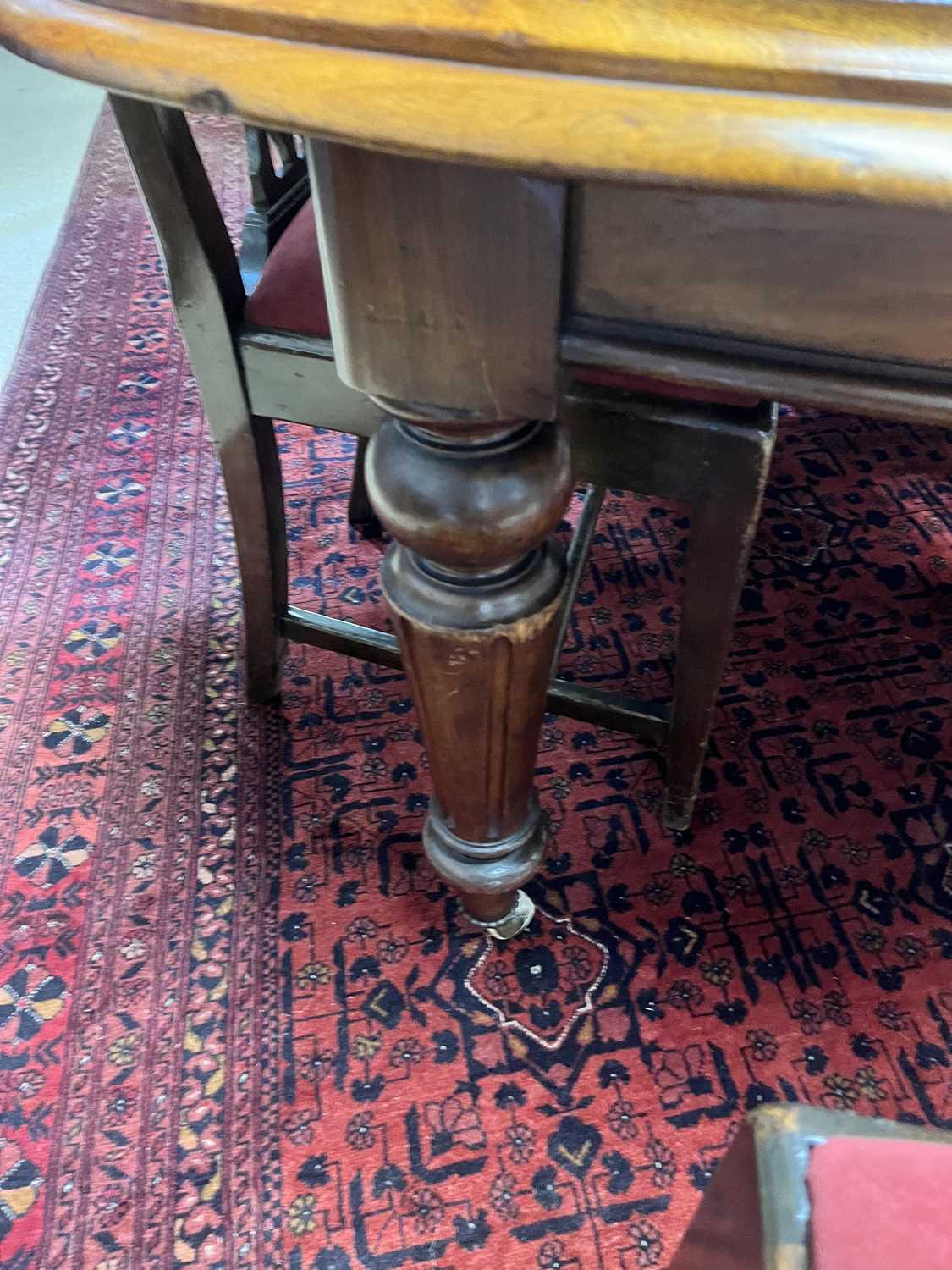 A Victorian mahogany extending dining table - Image 12 of 12