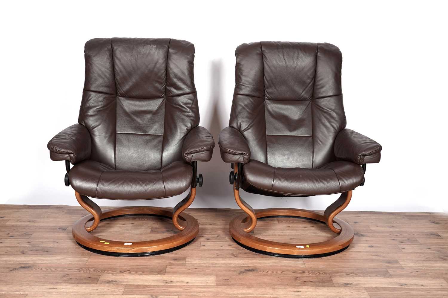 Ekornes: A pair of leather reclining armchairs - Image 2 of 4