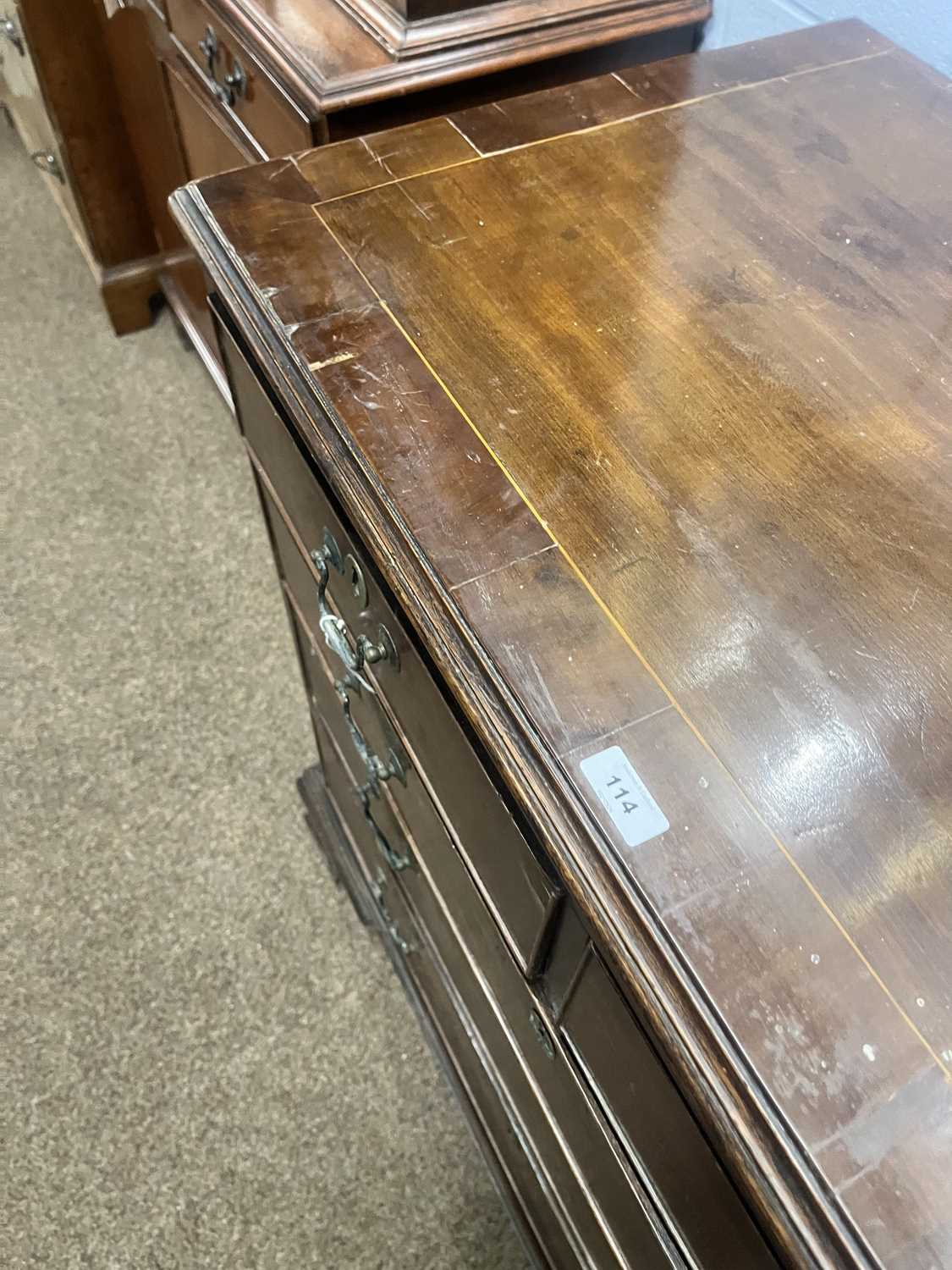 A Georgian inlaid mahogany bachelor's chest of drawers - Image 10 of 13