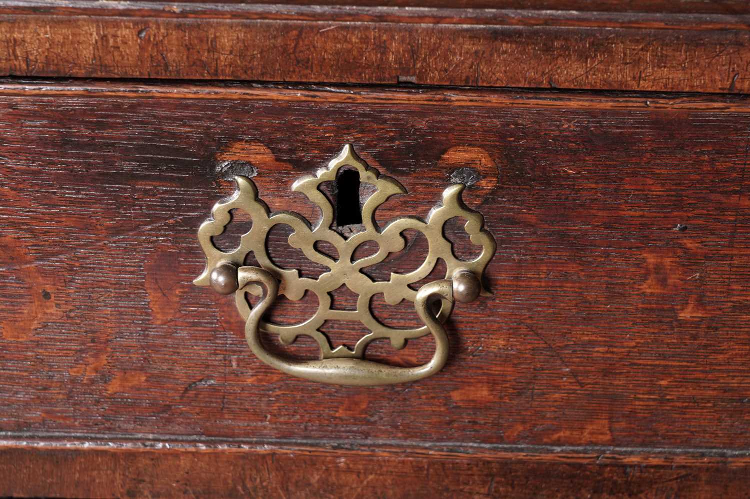 A George III oak chest of drawers - Image 6 of 14