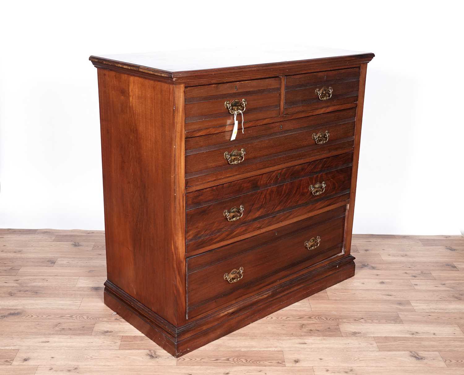 An Edwardian walnut chest of drawers - Bild 3 aus 4