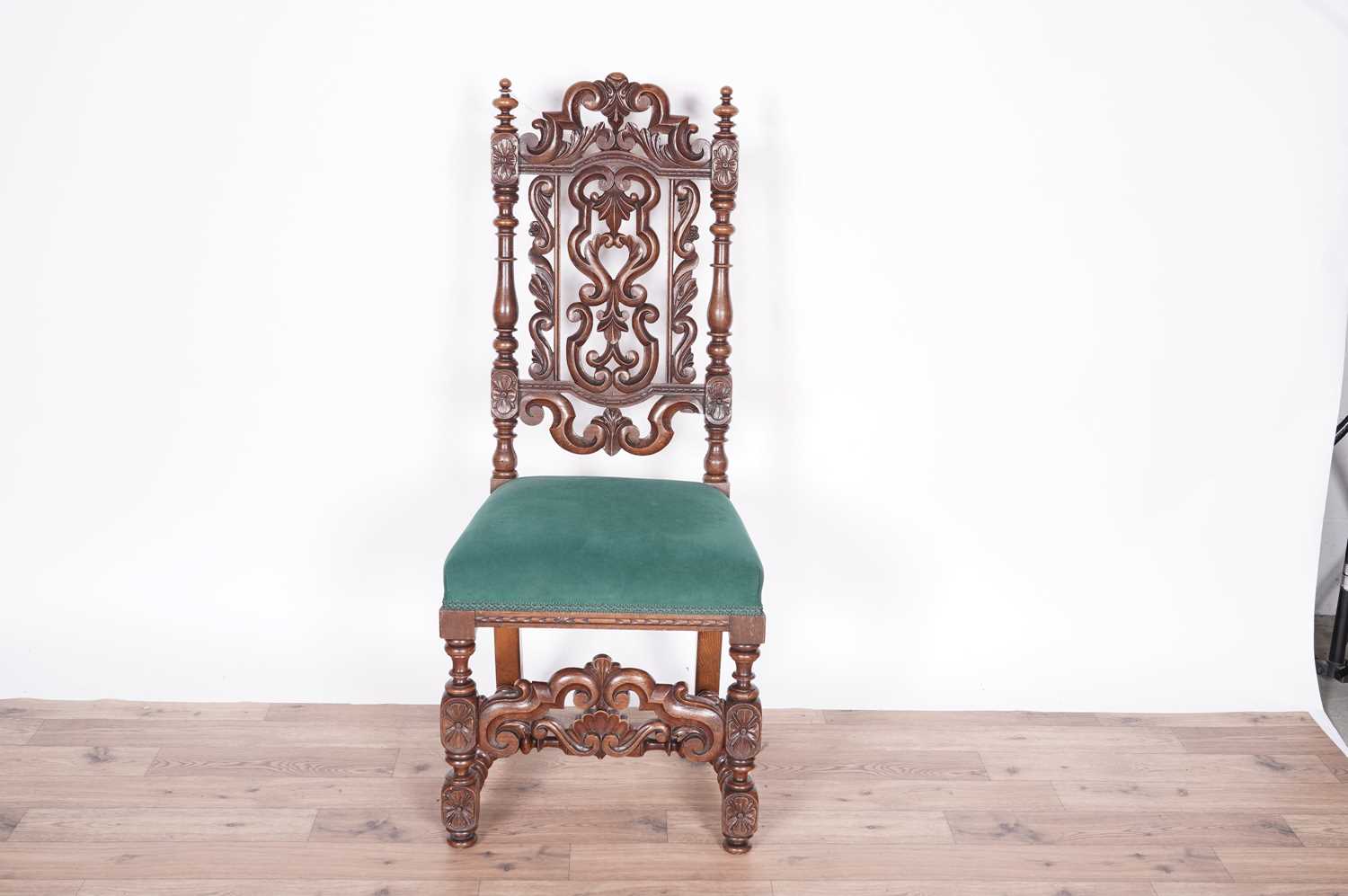 A decorative late Victorian carved oak hall chair - Bild 2 aus 3