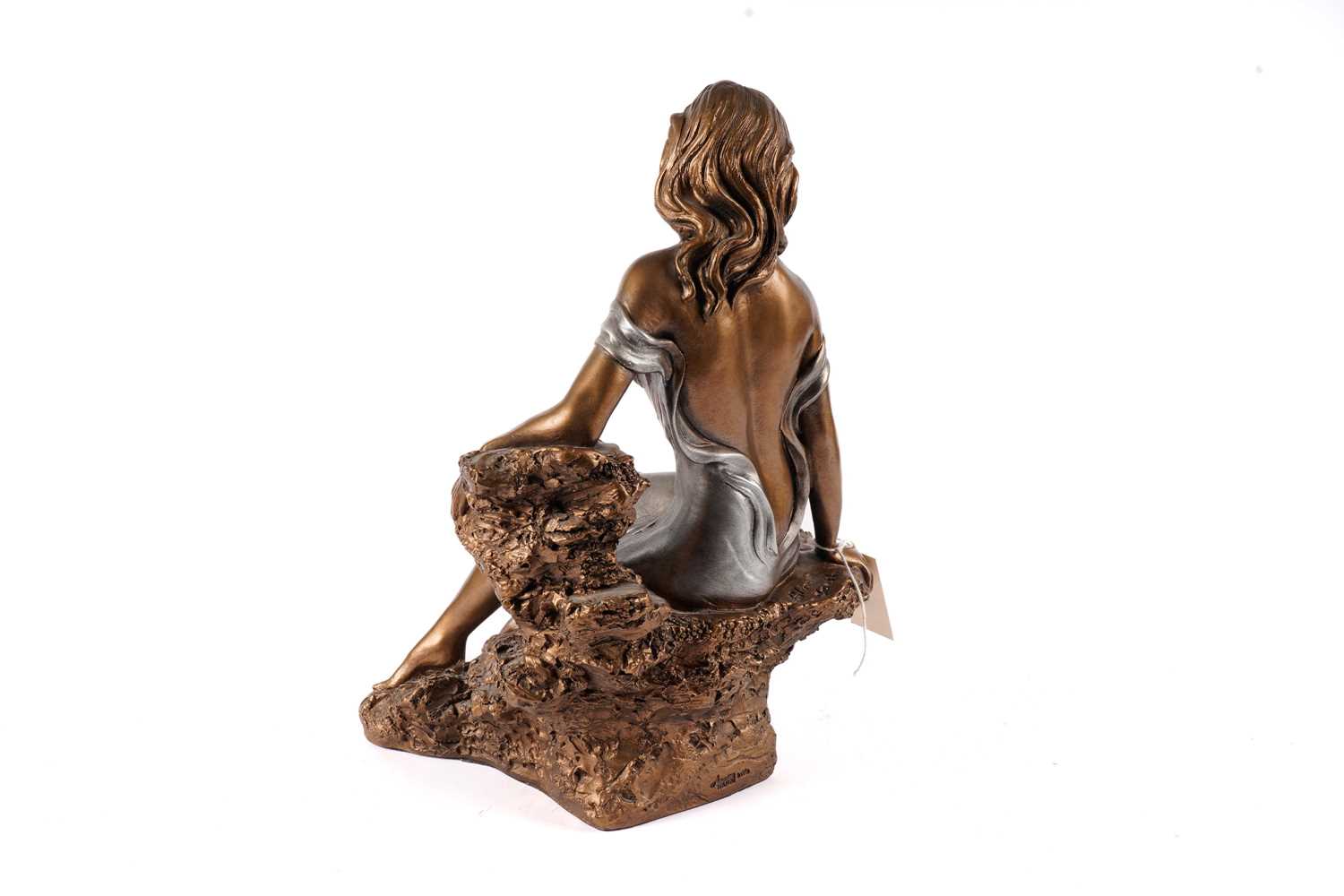 A bronzed figure of a lady sitting on the rocks - Bild 4 aus 4