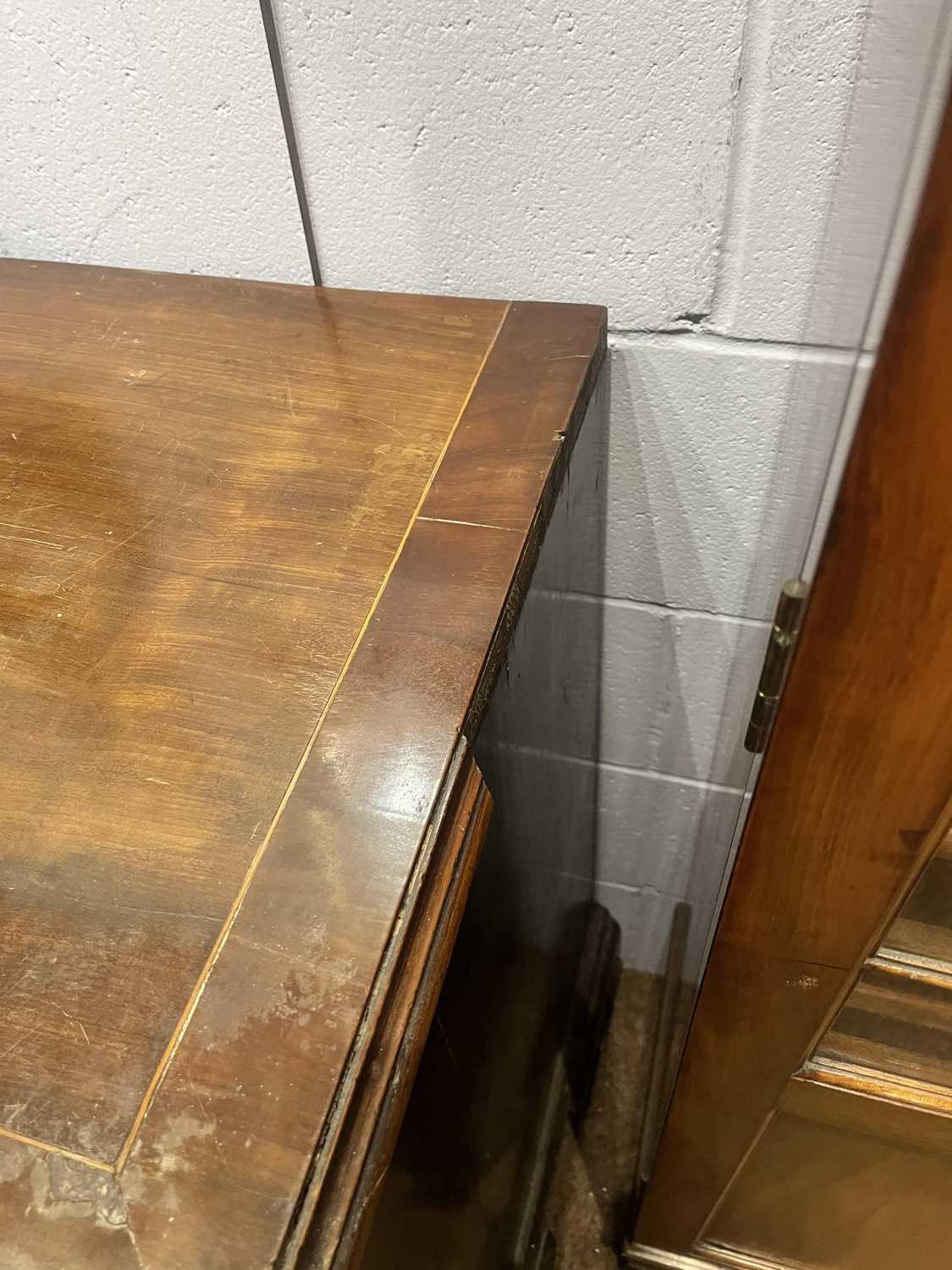 A Georgian inlaid mahogany bachelor's chest of drawers - Image 12 of 13