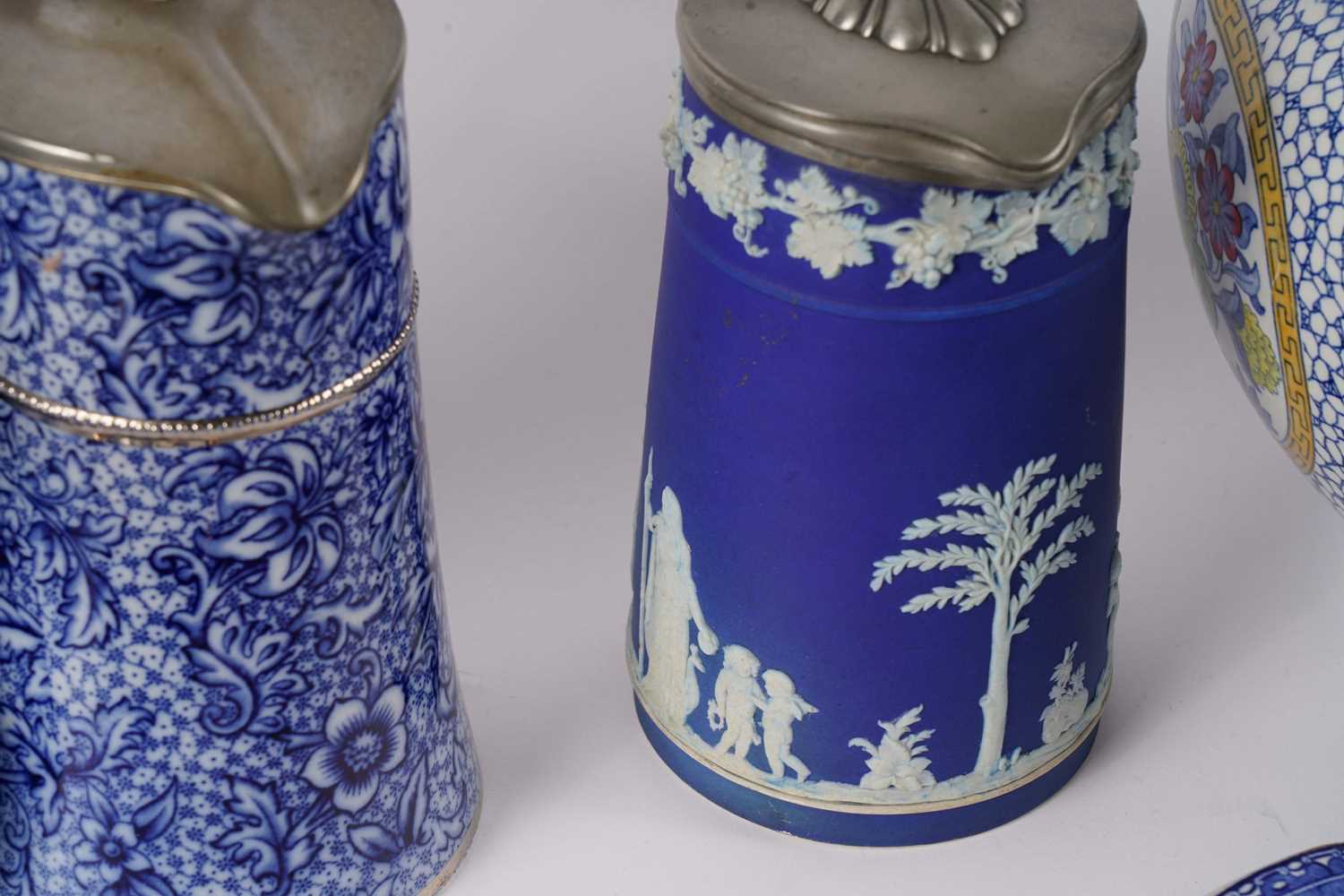 A collection of blue and white ceramics - Image 4 of 7