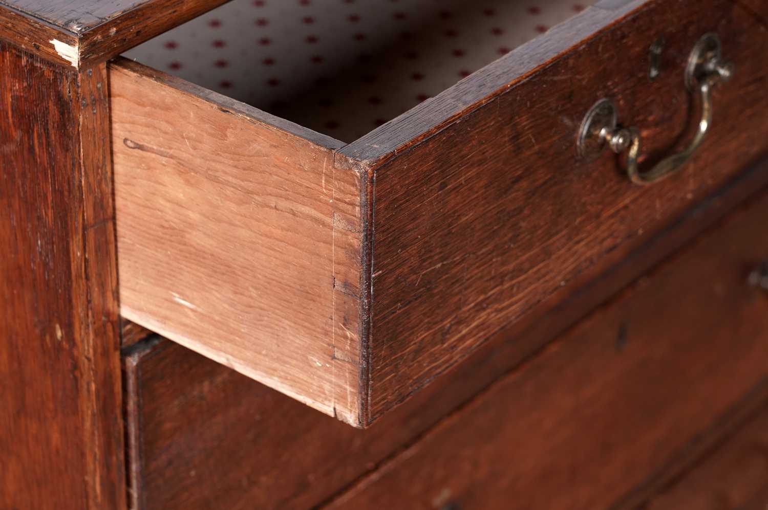 A George III oak chest of drawers - Image 4 of 9